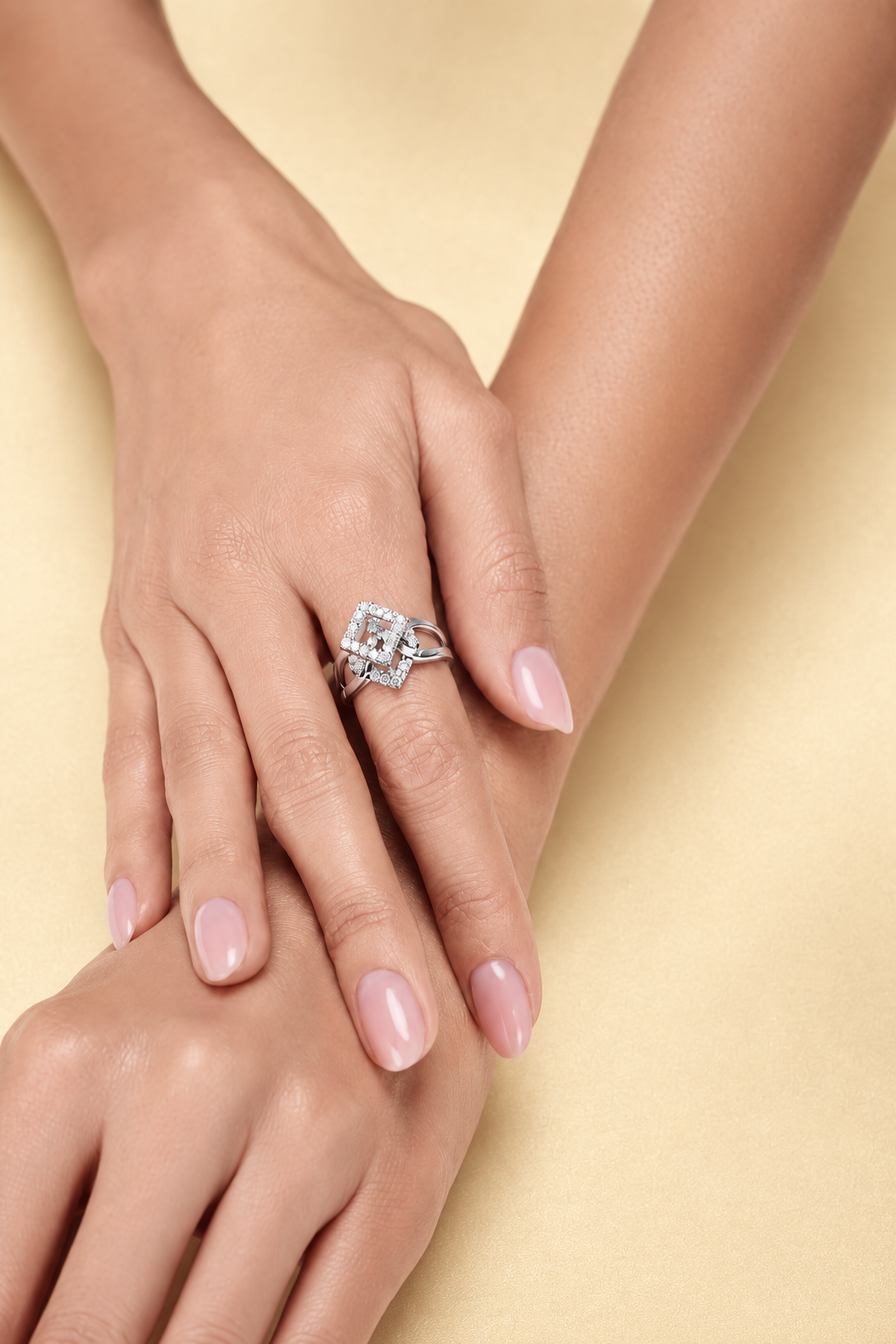 Cube Mirage Icon Ring Pavé worn on the hand